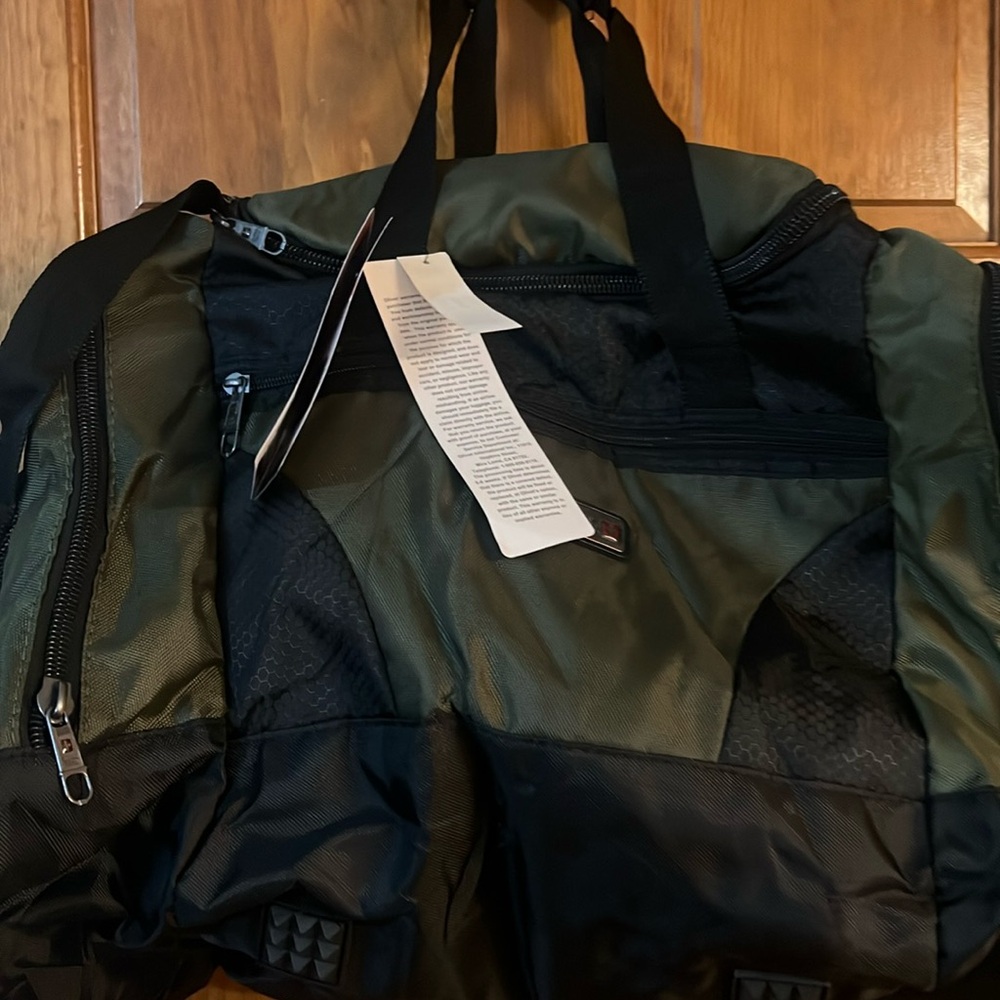 New Swiss Teach Urban Trek Duffle Bag 28 in NWT
